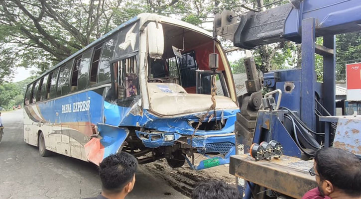 পাবনায় লাশবাহী অ্যাম্বুলেন্সের সঙ্গে বাসের সংঘর্ষে নিহত বেড়ে ৪