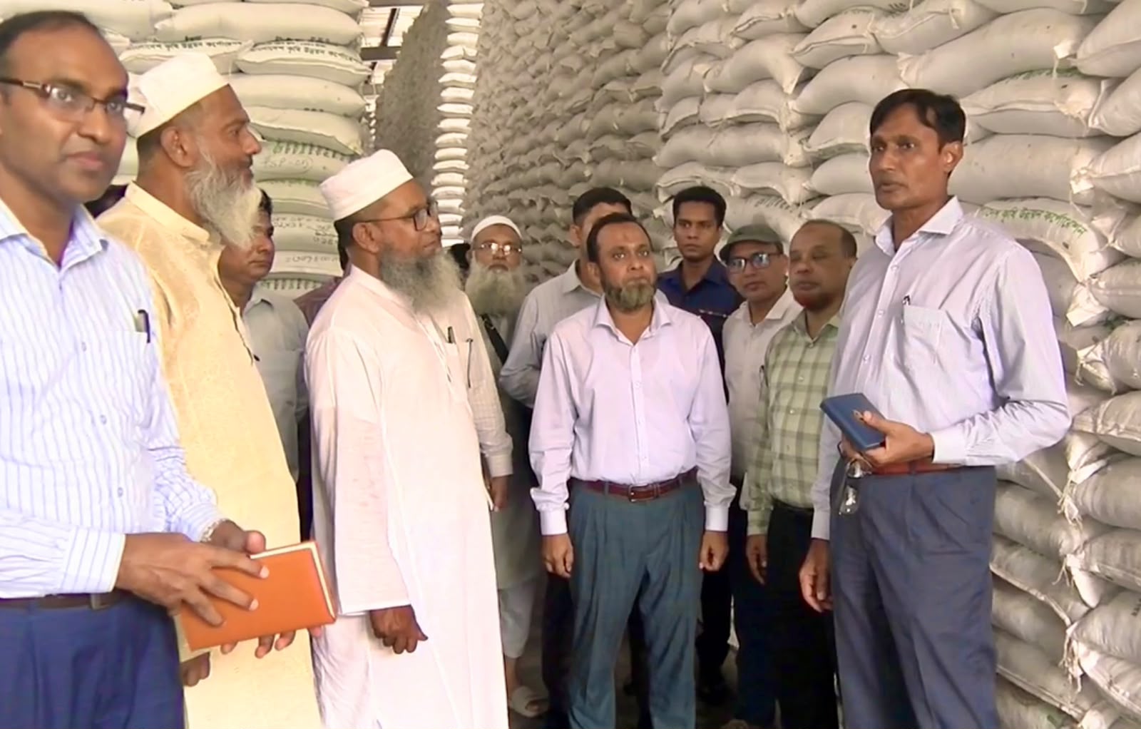 রাজশাহীতে সারের সংকট নেই, গুদামে পর্যাপ্ত মজুত: বিভাগীয় কমিশনার