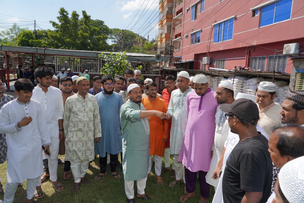 কাদিরগঞ্জে মসজিদ ও ঈদগাহ পরিদর্শনে রাসিক প্রশাসক রিটন