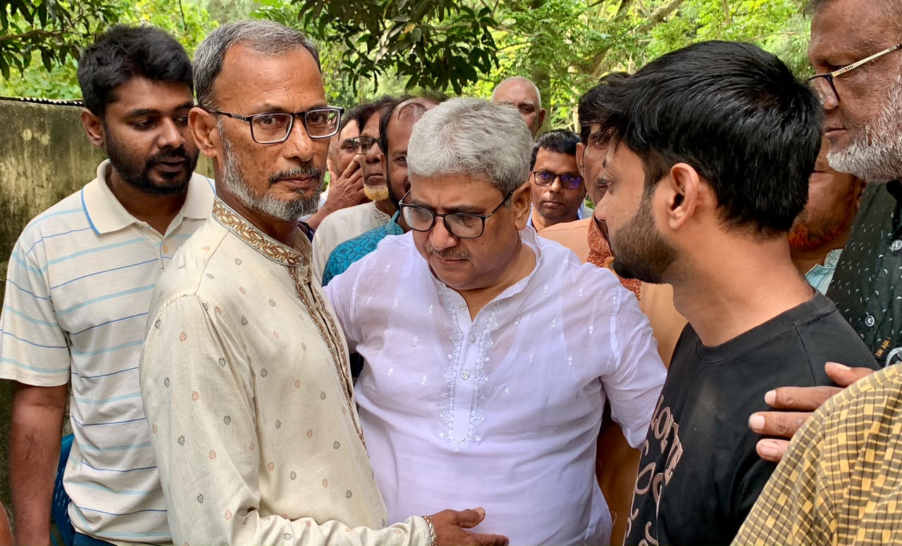 নিহত সেনাসদস্য রিফাতের পরিবারের পাশে এমপি মিলন