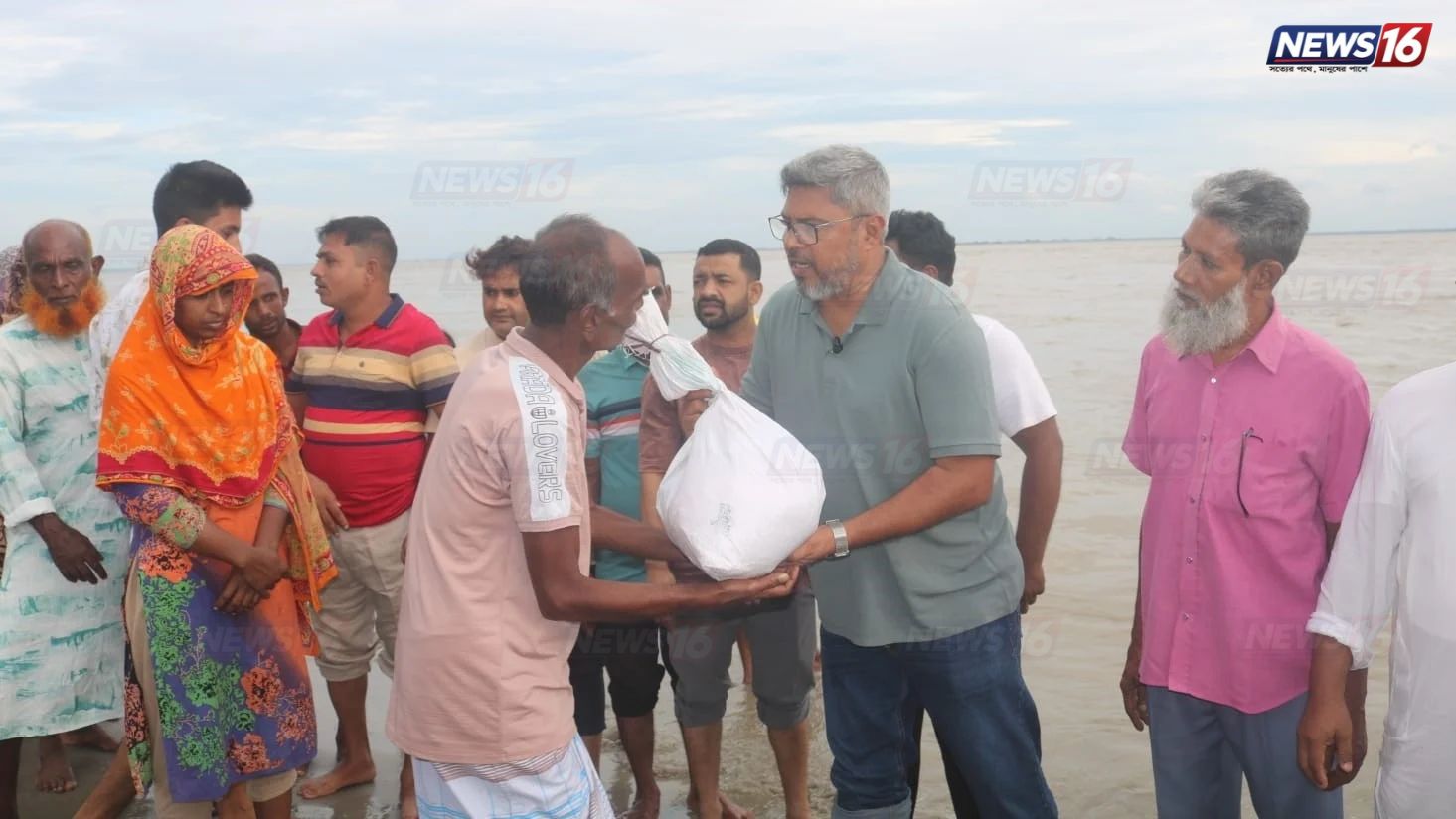 পদ্মাপাড়ের বন্যার্তদের মাঝে আরডিএ চেয়ারম্যান সুইটের ত্রাণ বিতরণ