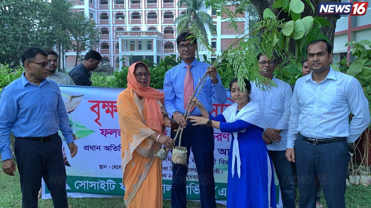 রাজশাহীতে শিক্ষার্থীদের মাঝে গাছের চারা বিতরণ করলেন জেলা প্রশাসক