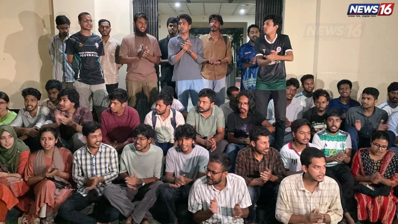 সাংবাদিকদের ওপর হামলার প্রতিবাদে রাবি প্রশাসনিক ভবন ঘেরাও