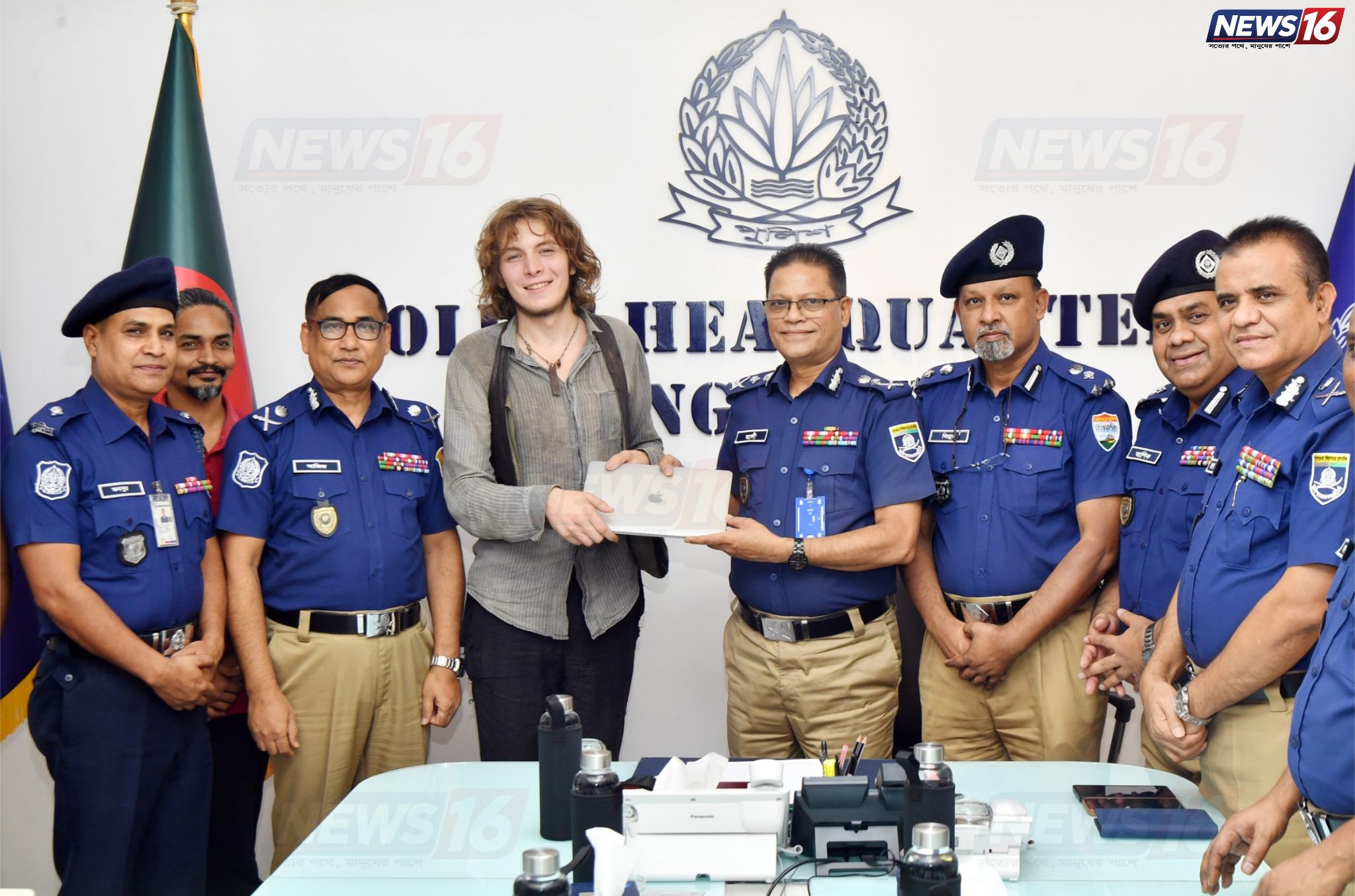 জার্মান পর্যটকের হারানো ম্যাকবুক উদ্ধার, পুরস্কৃত দুই পুলিশ কর্মকর্তা