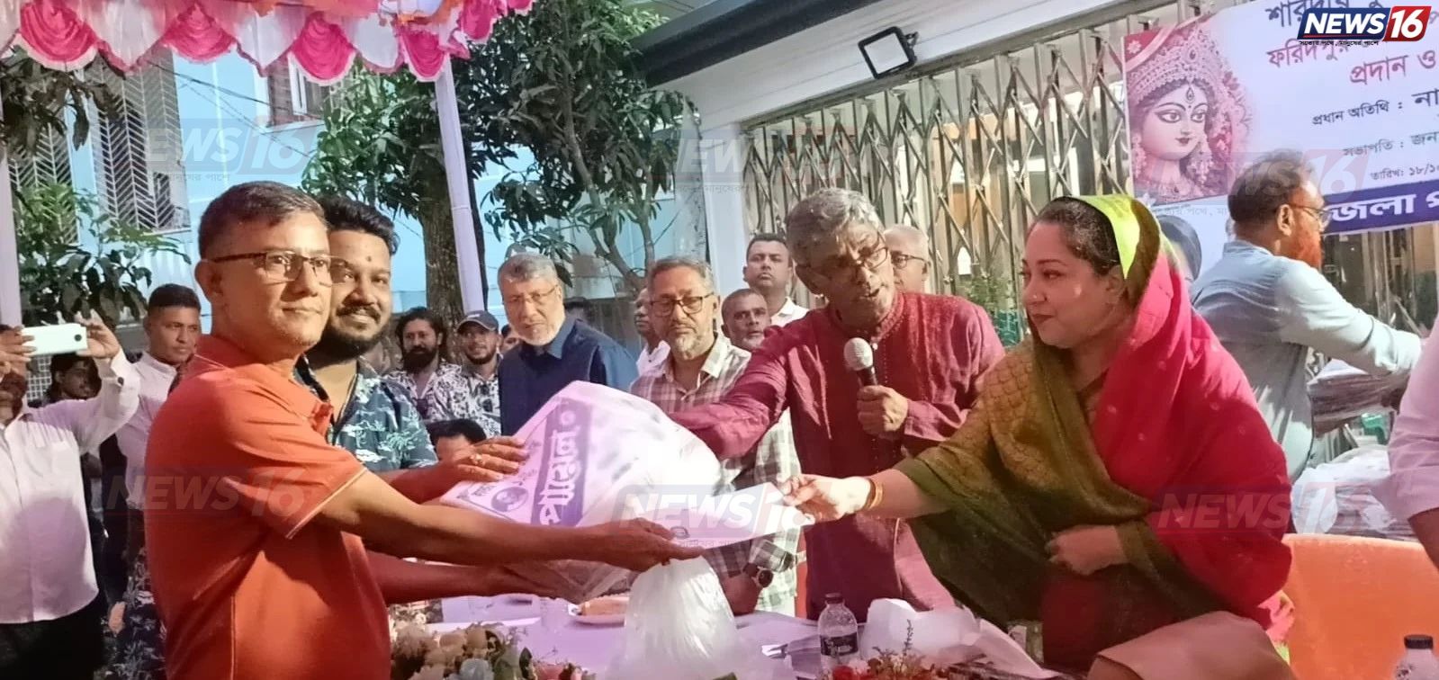 ফরিদপুরে ৩১ পূজামণ্ডপে জেলা পরিষদের অনুদান ও উপহার বিতরণ