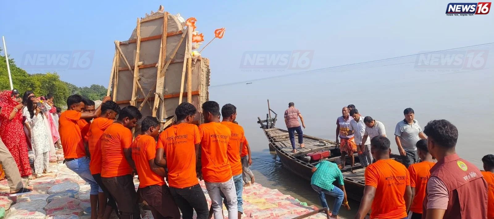 রাজশাহীতে পদ্মায় দুর্গা প্রতিমা বিসর্জন