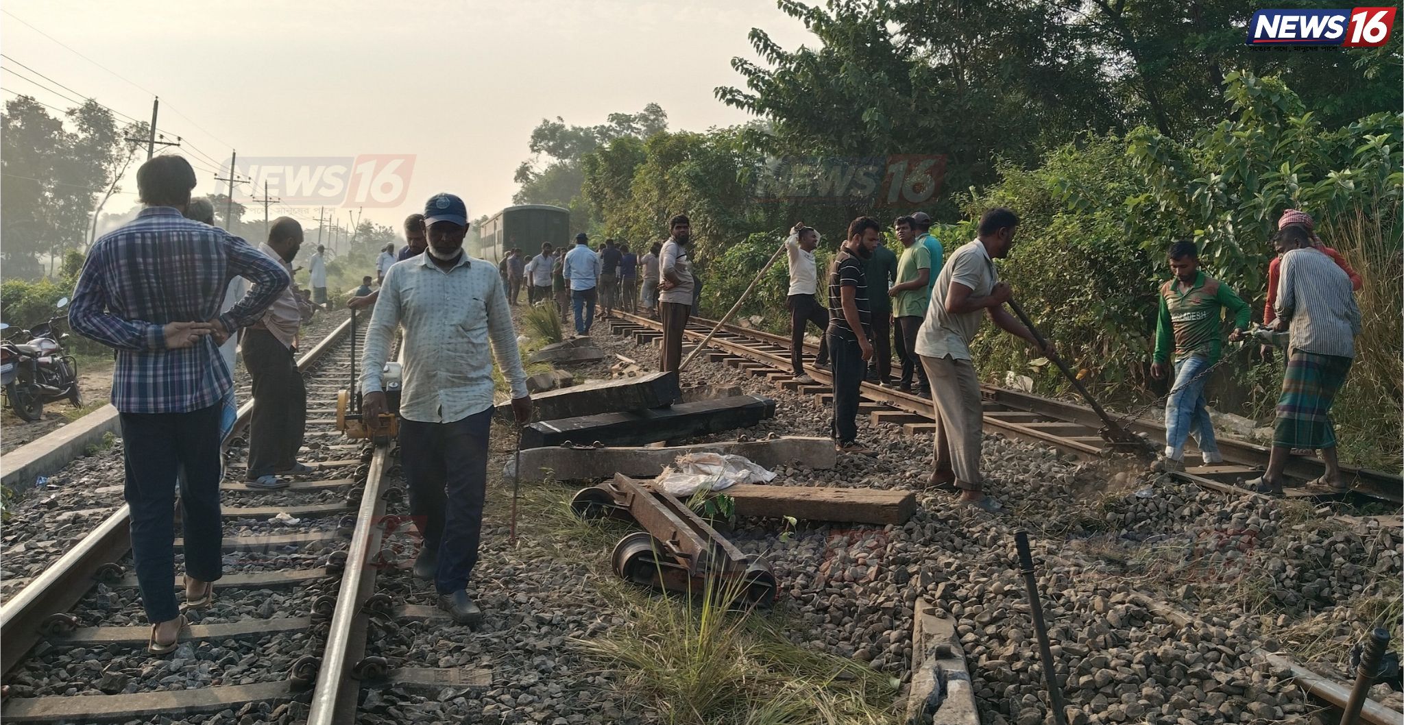 ১৬ ঘণ্টা পর উদ্ধার কর্ণফুলী কমিউটার, আপলাইনে মেরামত চলছে