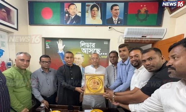 কেন্দ্রীয় নেতাদের সম্মাননা দিল রাজশাহী যুবদল